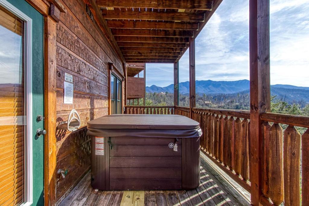 Lazy Bear Lodge, Hot Tub, Resort Pool, Wifi, 1089 Free Tickets Each Paid Day, Dollywood And More Gatlinburg Buitenkant foto